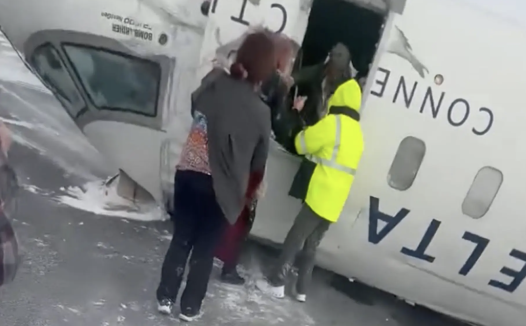 达美航空客机在多伦多机场坠毁翻转,奇迹般无一人遇难